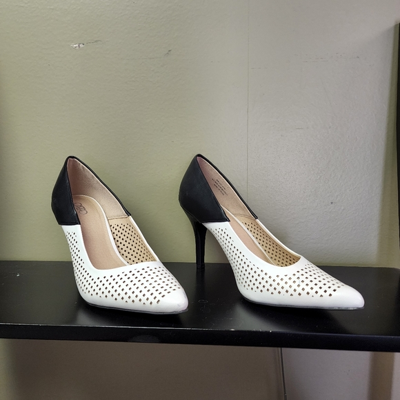 CATO Women's 8.5 Cream and Black Pumps - Picture 12 of 13